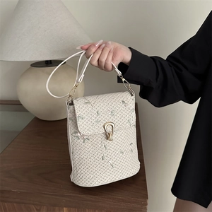 Borsa a tracolla in paglia intrecciata a fiori con cinturini in pelle bianca e fibbia