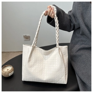 Vue détaillée du sac cabas crème avec texture pied-de-poule et poignée en corde tressée