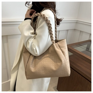 Détail du grand sac cabas rétro avec texture pied-de-poule et bandoulière tressée