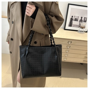 Détail du sac cabas noir avec gaufrage pied-de-poule et anses tressées en cuir