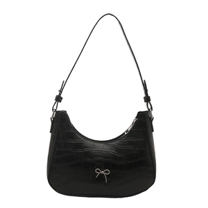 Elegante schwarze Achseltasche mit Krokodilprägung und silberner Metallschleife
