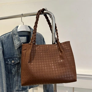 Grand sac cabas vintage motif pied-de-poule avec anses tressées sur un cintre