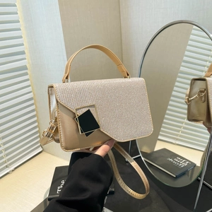 Sac bandoulière champagne doré avec rabat pailleté et double boucle métallique
