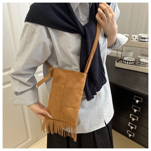 Sac bandoulière en daim caramel avec longues franges au style bohème pour femmes