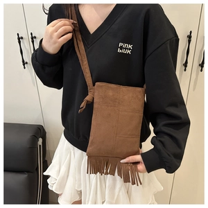 Sac bandoulière en daim marron avec franges et surpiqûres élégantes pour un look bohème