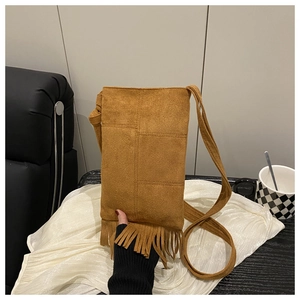 Vue détaillée du sac bandoulière en daim kaki avec des franges et des coutures croisées