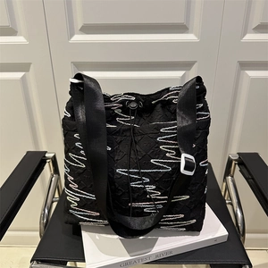 Borsa tote nera testurizzata con cuciture a contrasto colorate e chiusura a coulisse