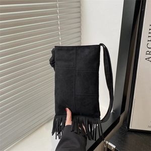 Sac bandoulière minimaliste en daim noir avec de longues franges de style bohème
