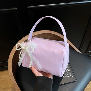 Rosa Schultertasche mit Perlenbogen-Anhänger und Spitze im trendigen 2025 Design-Stil