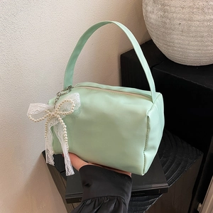 Schicke mintgrüne Unterarmtasche für Damen mit elegantem Perlenspitzen-Bogen-Anhänger