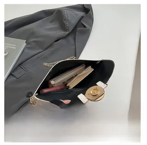 Vue intérieure montrant la capacité du sac à chaîne blanc et noir avec téléphone et rouge