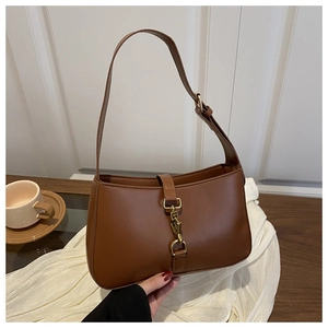Vue détaillée d'un sac demi-lune en similicuir marron avec boucle en métal doré chic