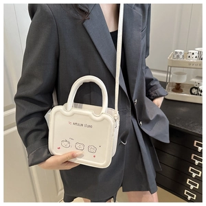 Détail du sac à bandoulière blanc avec motifs ours et poignée en similicuir délicate