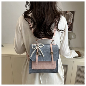 Détail du mini sac à dos en feutre gris et cuir rose avec pendentif perle