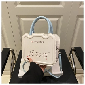 Détail du mini sac bleu et blanc avec motif d'ours mignon et bandoulière en cuir PU