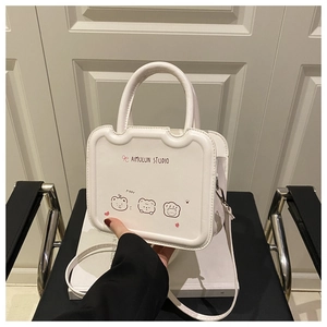 Détail du petit sac carré blanc crème avec ours mignons et bordure ondulée chic