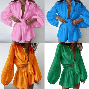 Completo due pezzi da donna con camicia annodata e pantaloncini a vita alta in vari colori