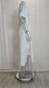Vue latérale d'une robe chemisier blanche avec taille plissée et fente latérale chic