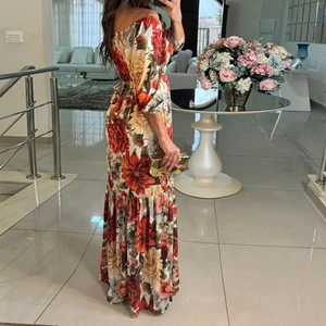 Abito lungo a fiori con spalle scoperte e maniche lunghe in stile boho chic
