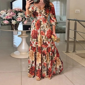 Elegante abito lungo a maniche lunghe con stampa floreale, scollo a V e stile boho