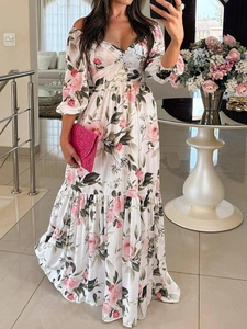 Dettaglio della stampa a rose su un elegante abito lungo con scollo a V e balze