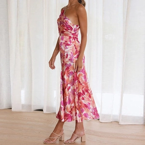 Detail von Blumenmuster-Satin und One-Shoulder-Schnitt bei einem Midi-Fischschwanzkleid