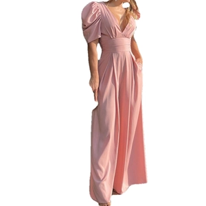 Pink short sleeve jumpsuit with V-neckline, puff sleeves and elegant wide-leg trousers