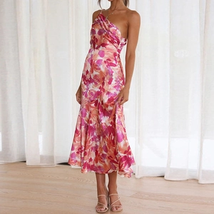Detail eines geblümten One-Shoulder-Maxikleides mit eleganten rosa Mustern auf Satin