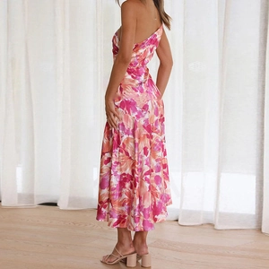 Detail eines eleganten One-Shoulder-Midikleids mit lebhaften rosa-orangen Blumendrucken
