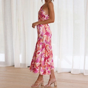 Detail eines Maxikleides mit Blumendruck, One-Shoulder-Design und fließendem Stoff
