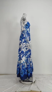 Dettaglio del maxi abito a fiori che mostra il design della vita e l'orlo a balze sul manichino