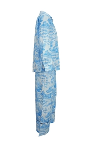 Dettaglio del pigiama con stampa Toile de Jouy blu e bordino a contrasto sul fondo