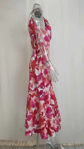 Detail eines mehrfarbigen Chiffon-Maxikleids mit Blumendruck und Neckholder-Design