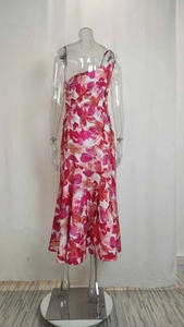 Detailansicht des lebhaften Blumendrucks und One-Shoulder-Ausschnitts am Midikleid