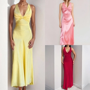 Elegante vestido maxi de satén sin mangas con escote en V profundo y detalle de nudo en cintura