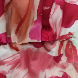Makroaufnahme von Blumenprint-Stoff mit gerafften Nähtiefe auf einem Fischschwanzkleid
