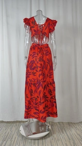 Dettaglio completo di set floreale rosso con top intrecciato e gonna lunga a balze