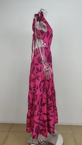 Dettaglio vestito rosa a fiori con maniche a farfalla e gonna a balze multistrato