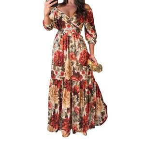 Elegante abito lungo a fiori con scollo a V, maniche lunghe e gonna a balze