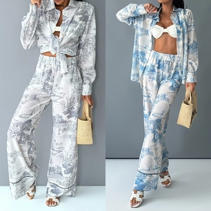Camicia a Maniche Lunghe con Colletto a Revers e Pantaloni a Gamba Larga a Vita Alta con Stampa Vintage Toile De Jouy
