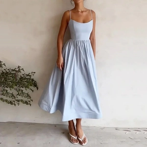 Robe midi élégante bleu clair à taille haute, fines bretelles et ourlet évasé