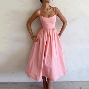 Robe midi rose élégante à taille haute avec fines bretelles et ourlet plissé évasé