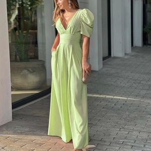 Combinaison vert clair élégante à col en V, manches bouffantes et jambes larges en satin