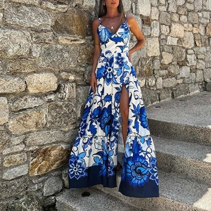 Abito lungo boho a fiori blu e bianchi con scollo a V e spacco alto sulla gamba