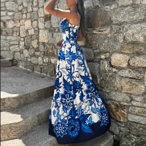Abito lungo bohémien con scollo a V, spacco laterale e stampa floreale blu e bianca