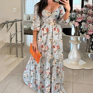Elegante abito lungo azzurro a fiori con scollo a V e gonna a balze per feste primaverili