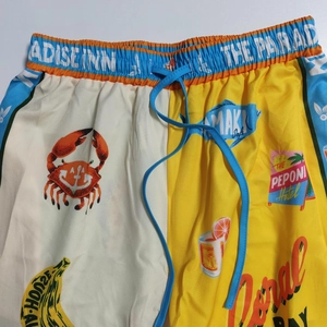 Détail de l'imprimé tropical rétro avec motifs crabe et poisson sur un short décontracté