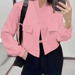 Elegante chaqueta corta rosa con cuello alto y bolsillos de parche para un estilo casual chic
