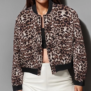 Chaqueta bomber para mujer con estampado de leopardo, broches plateados y bordes acanalados