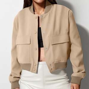 Detalle de chaqueta bomber caqui para mujer con bolsillos grandes de solapa y cuello acanalado
